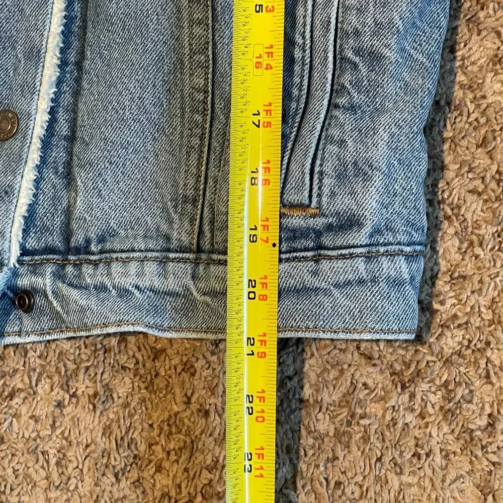 Levi's Light Denim Cream Sherpa Trucker Jacket with Button Closure, Size Medium - Picture 12 of 12